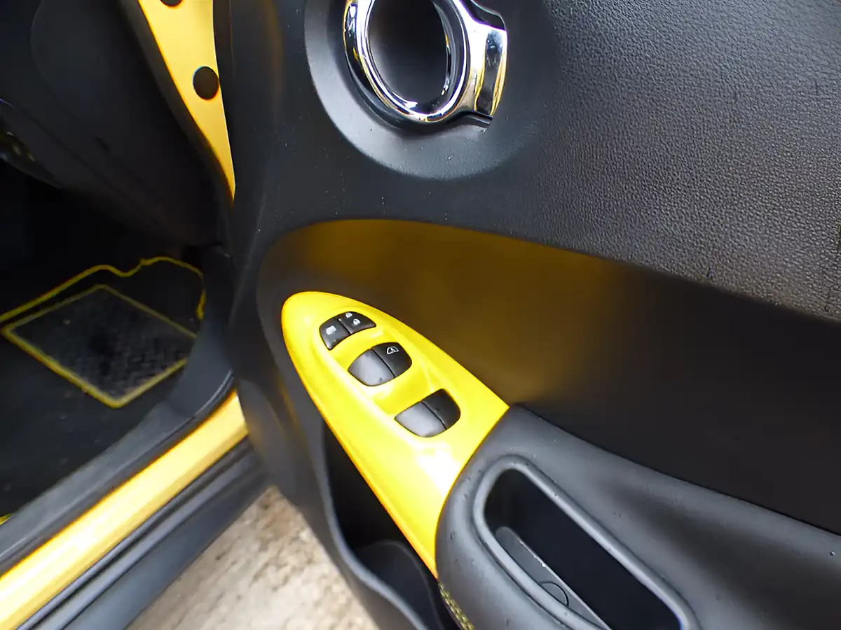 Used 2016 Nissan Juke Tekna Yellow - Interior and Exterior details 16