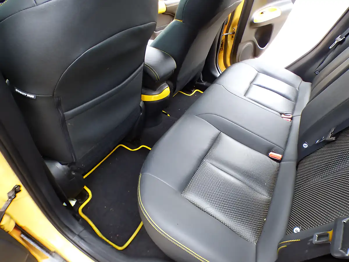 Used 2016 Nissan Juke Tekna Yellow - Interior and Exterior details 17