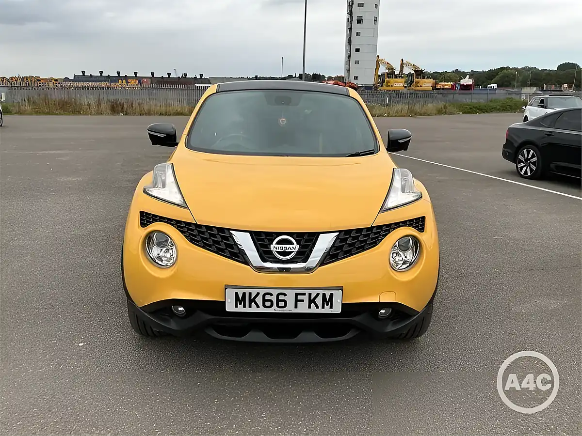 Used 2016 Nissan Juke Tekna Yellow - Interior and Exterior details 4
