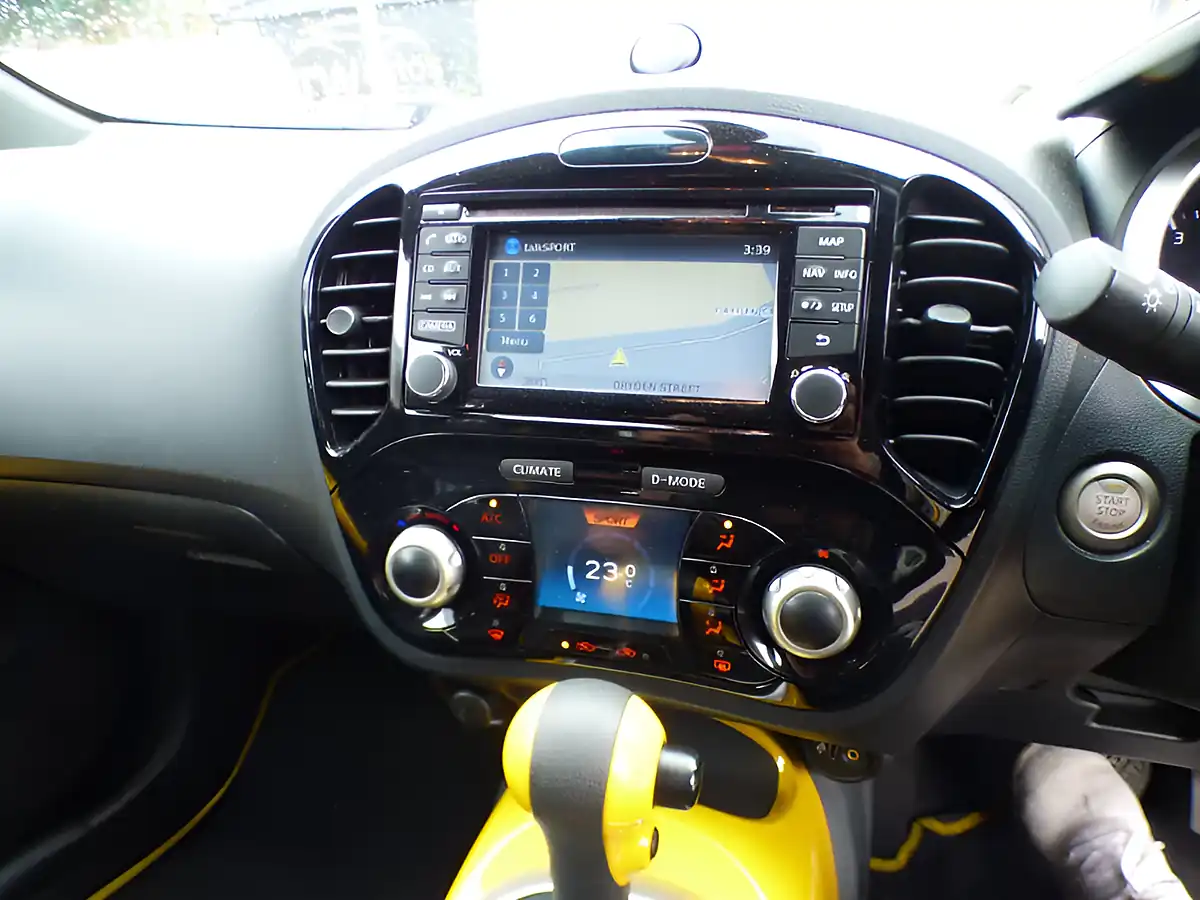 Used 2016 Nissan Juke Tekna Yellow - Interior and Exterior details 5