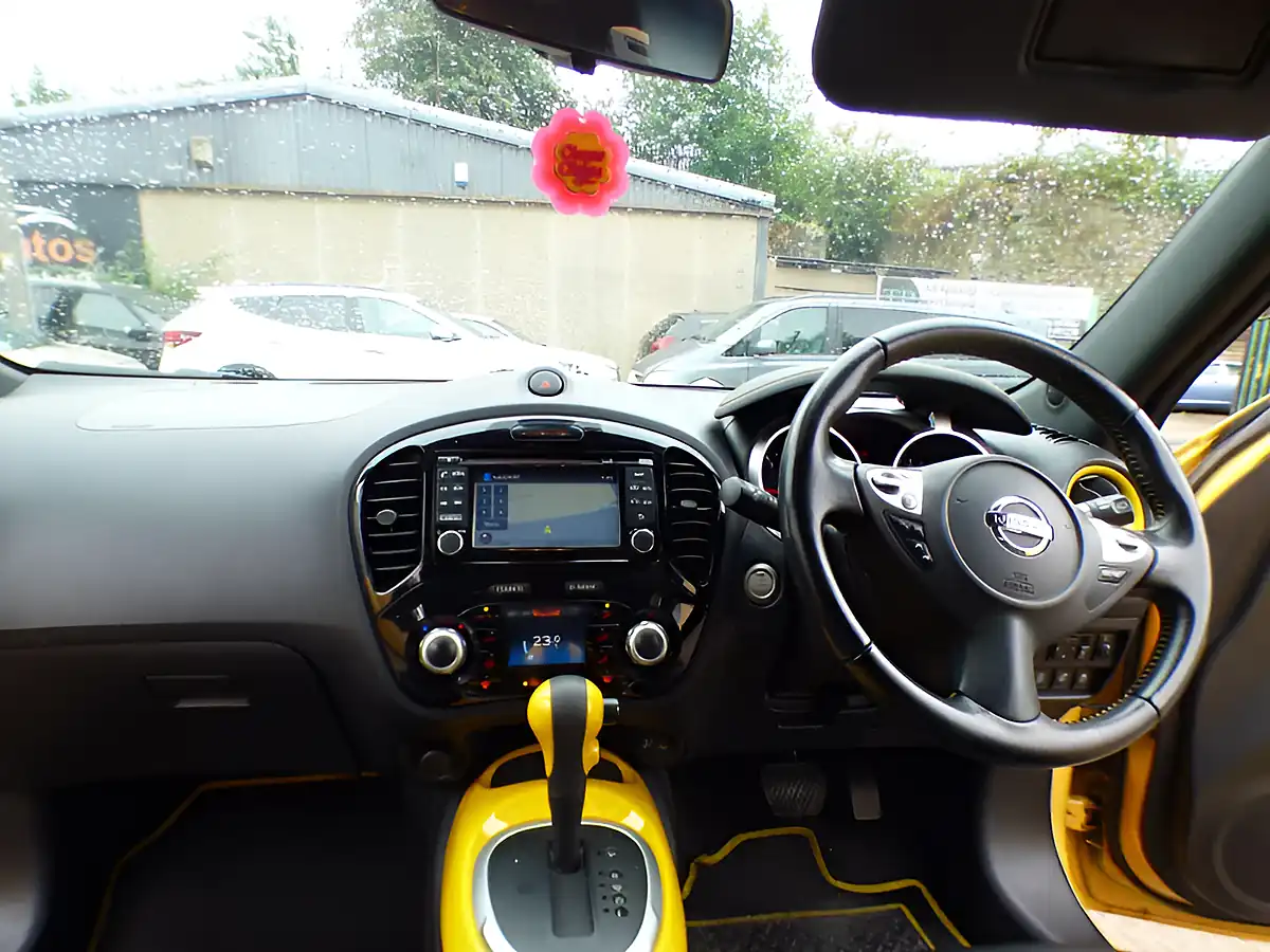 Used 2016 Nissan Juke Tekna Yellow - Interior and Exterior details 7
