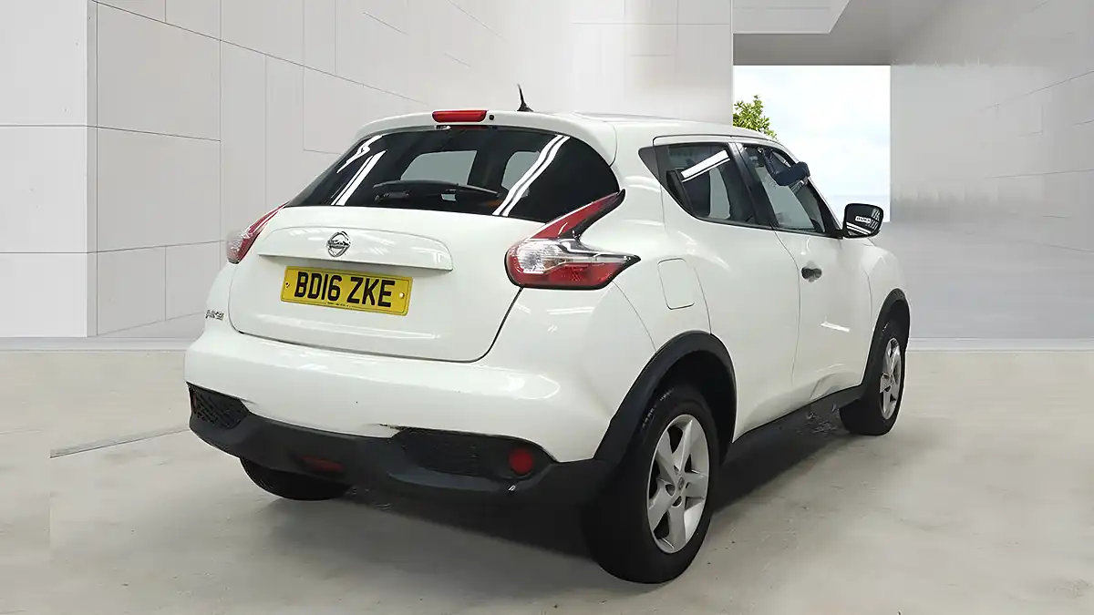 Used 2016 Nissan Juke Visia White - Interior and Exterior details 4