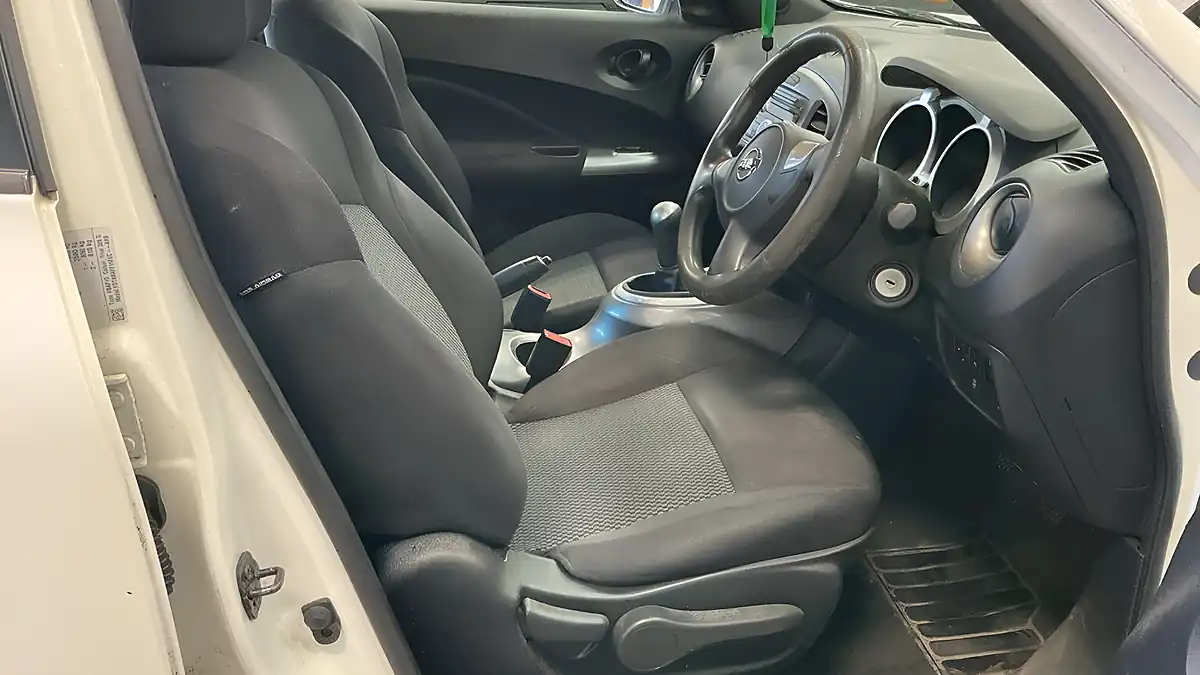 Used 2016 Nissan Juke Visia White - Interior and Exterior details 7
