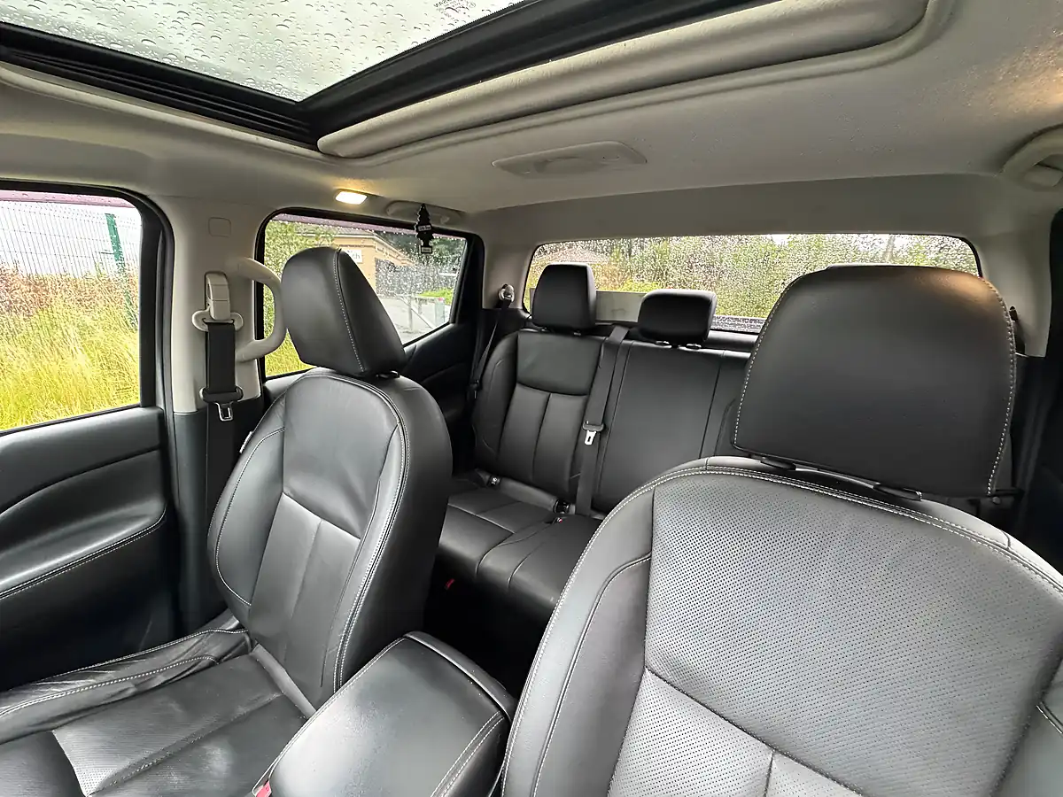 Used 2016 Nissan Navara Tekna Grey - Interior and Exterior details 10