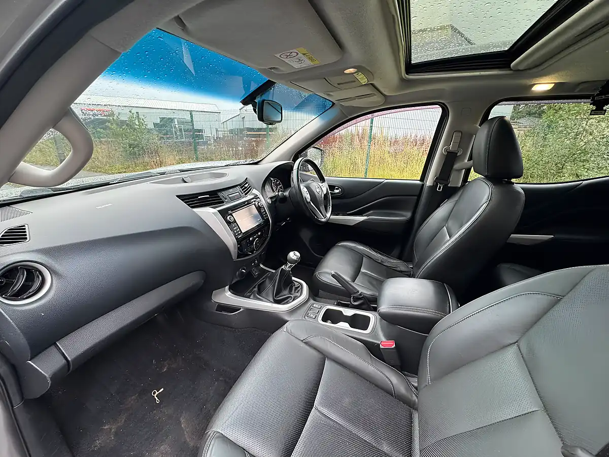 Used 2016 Nissan Navara Tekna Grey - Interior and Exterior details 11