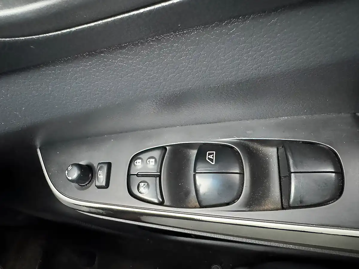 Used 2016 Nissan Navara Tekna Grey - Interior and Exterior details 13