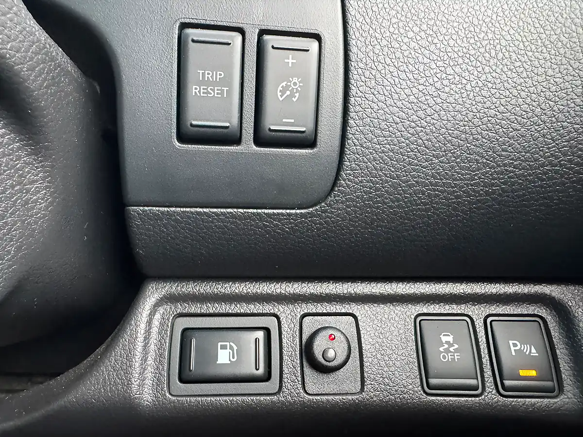 Used 2016 Nissan Navara Tekna Grey - Interior and Exterior details 15