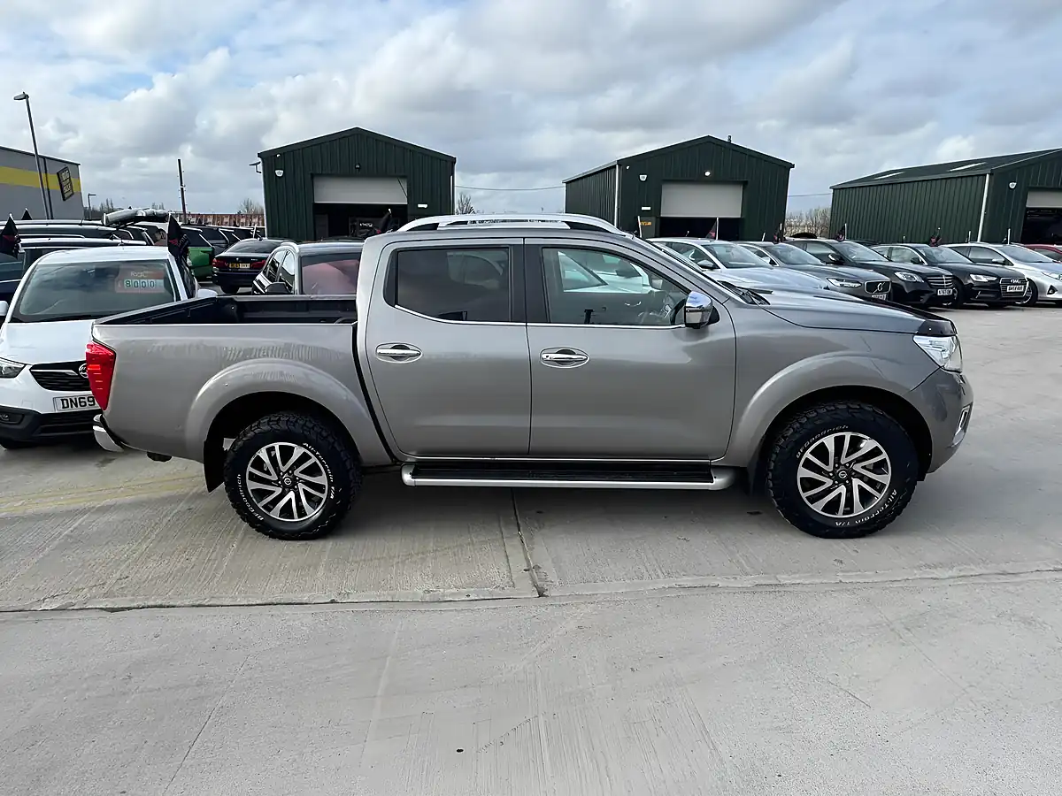 Used 2016 Nissan Navara Tekna Grey - Interior and Exterior details 8