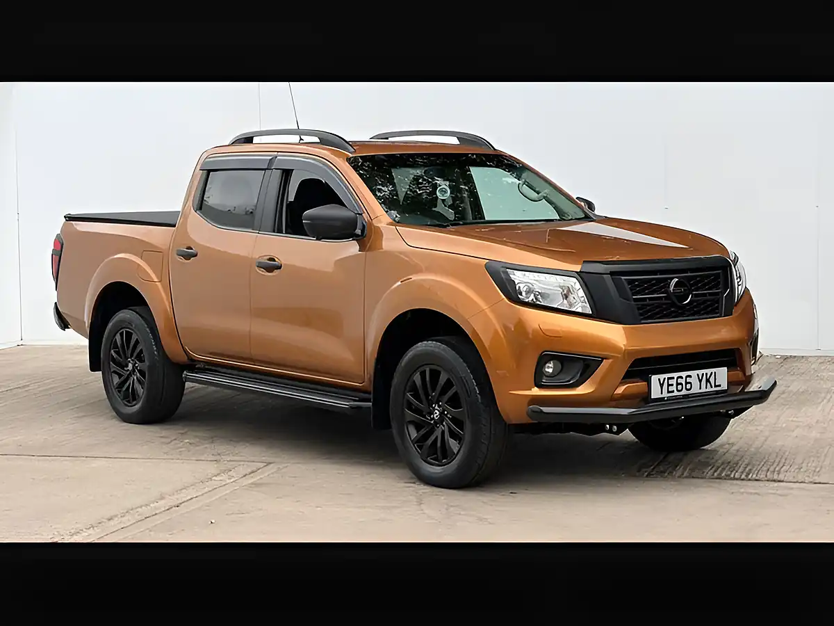 Used 2016 Nissan Navara Tekna Savannah Yellow - Front View