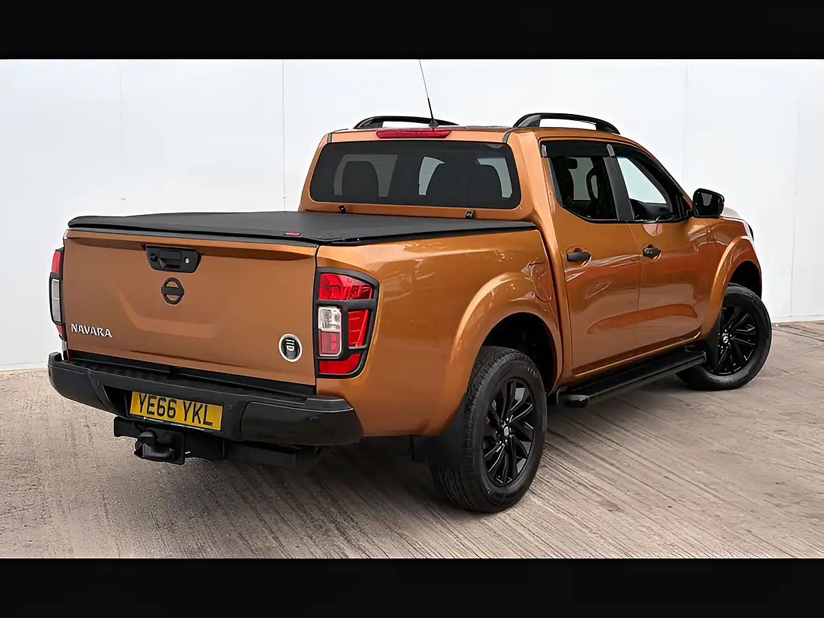 Used 2016 Nissan Navara Tekna Savannah Yellow - Interior and Exterior details 10