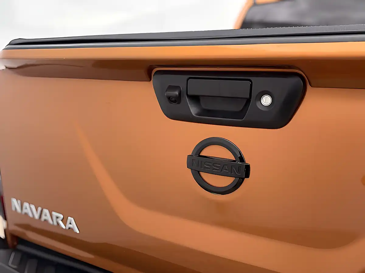 Used 2016 Nissan Navara Tekna Savannah Yellow - Interior and Exterior details 13