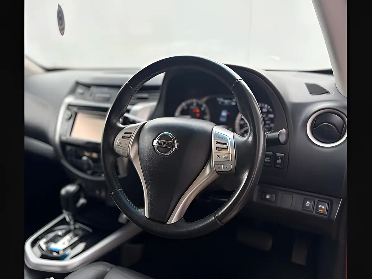 Used 2016 Nissan Navara Tekna Savannah Yellow - Interior and Exterior details 17