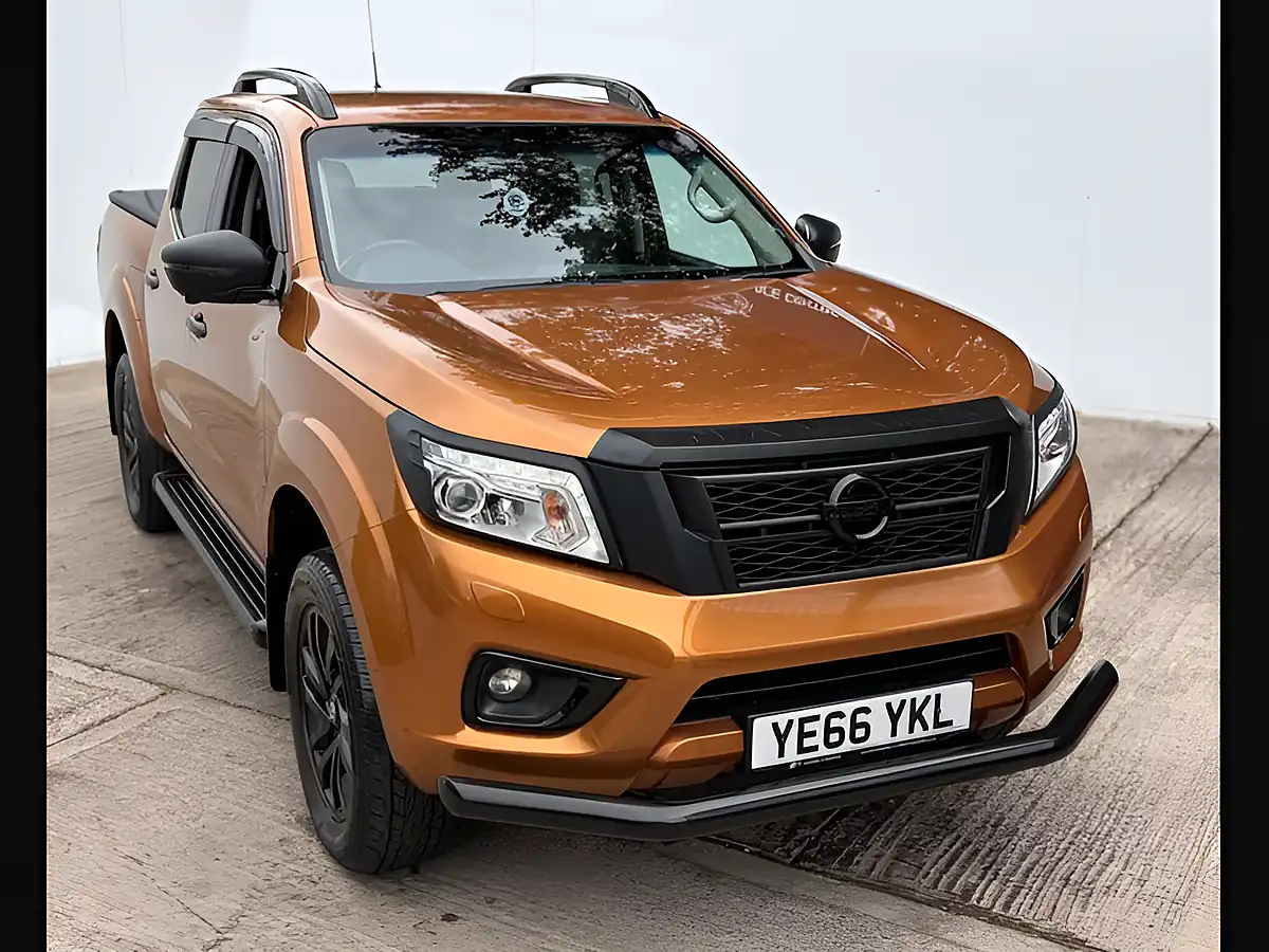 Used 2016 Nissan Navara Tekna Savannah Yellow - Interior and Exterior details 5