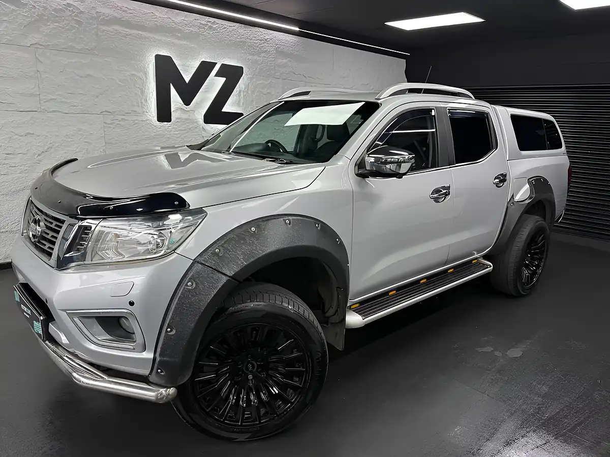 Used 2016 Nissan Navara Tekna Silver - Front View