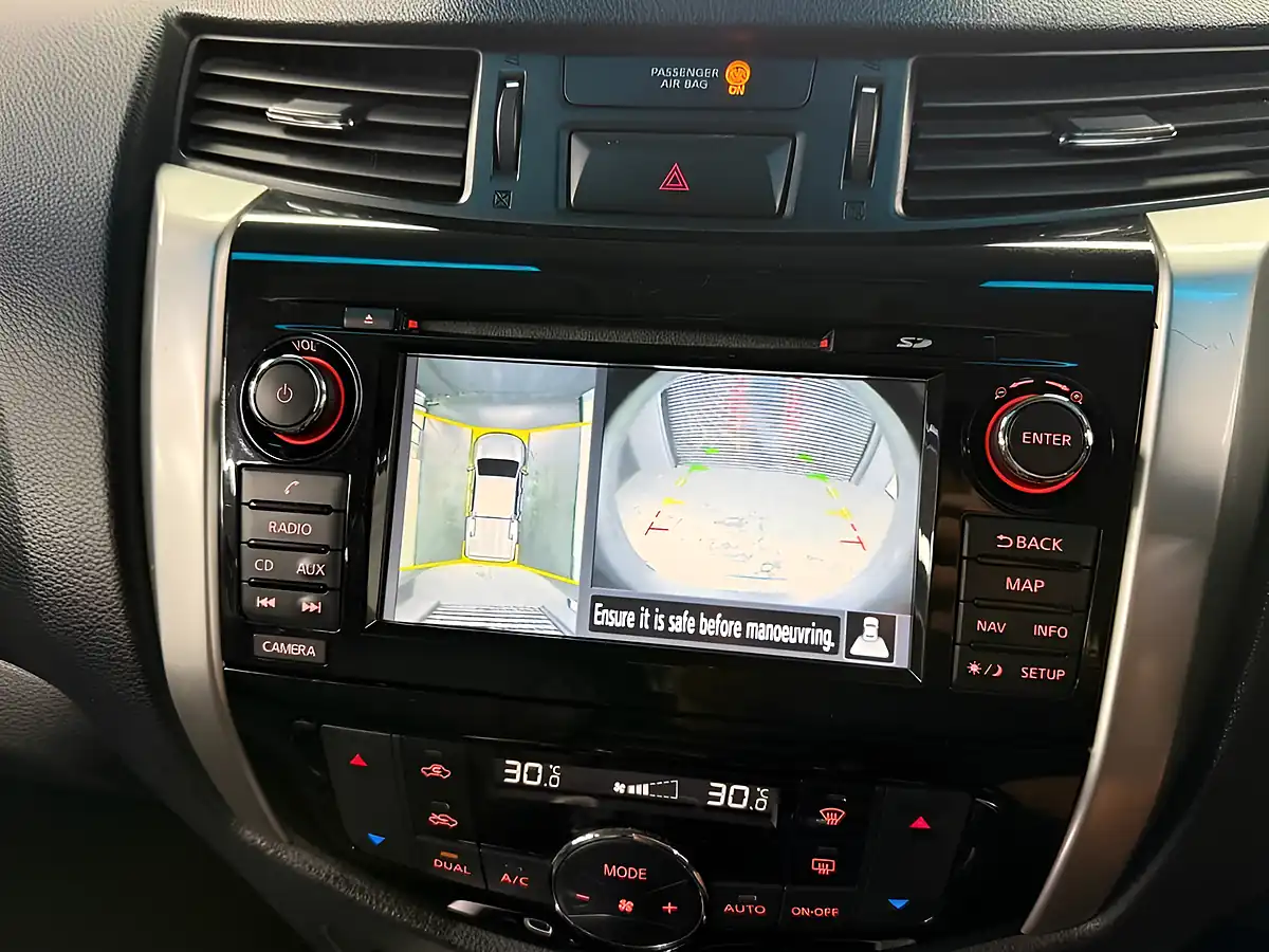 Used 2016 Nissan Navara Tekna Silver - Interior and Exterior details 10