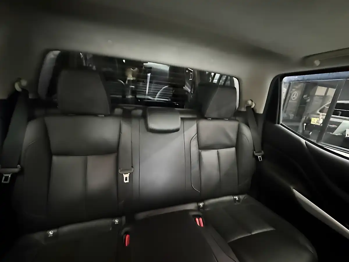Used 2016 Nissan Navara Tekna Silver - Interior and Exterior details 5