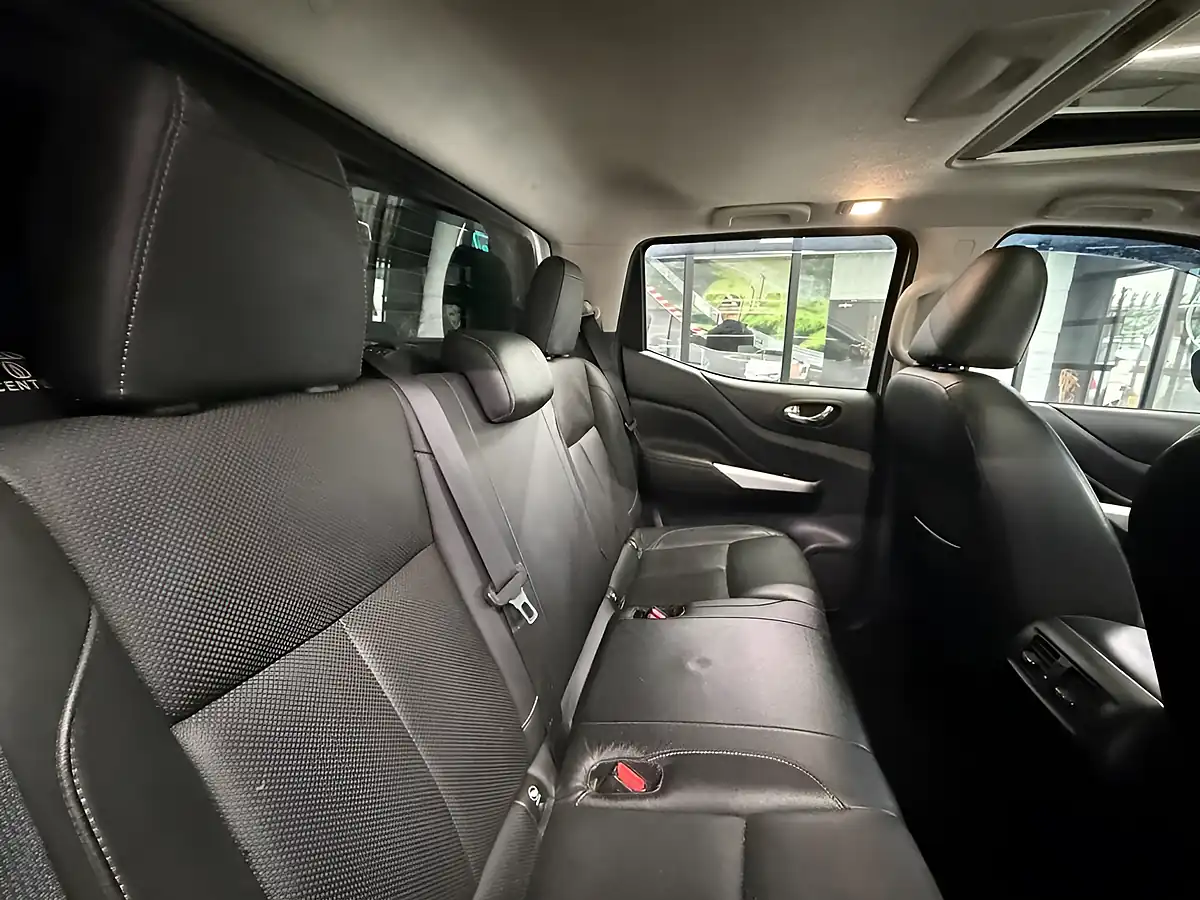 Used 2016 Nissan Navara Tekna Silver - Interior and Exterior details 9