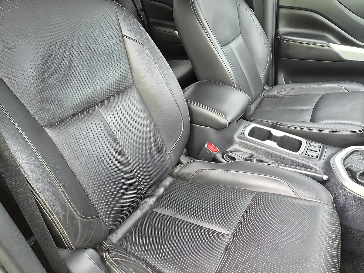Used 2016 Nissan Navara Tekna White - Interior and Exterior details 7