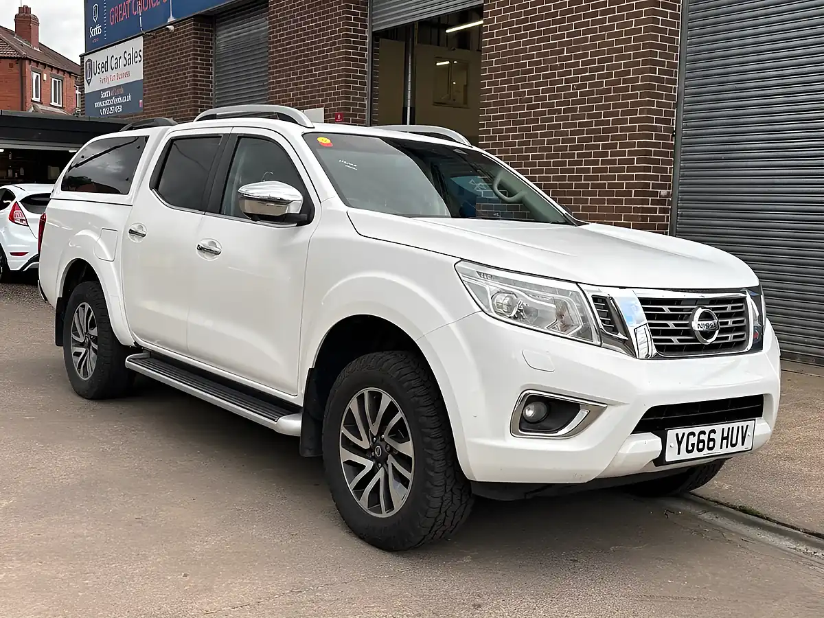 Used 2016 Nissan Navara Tekna White - Front View