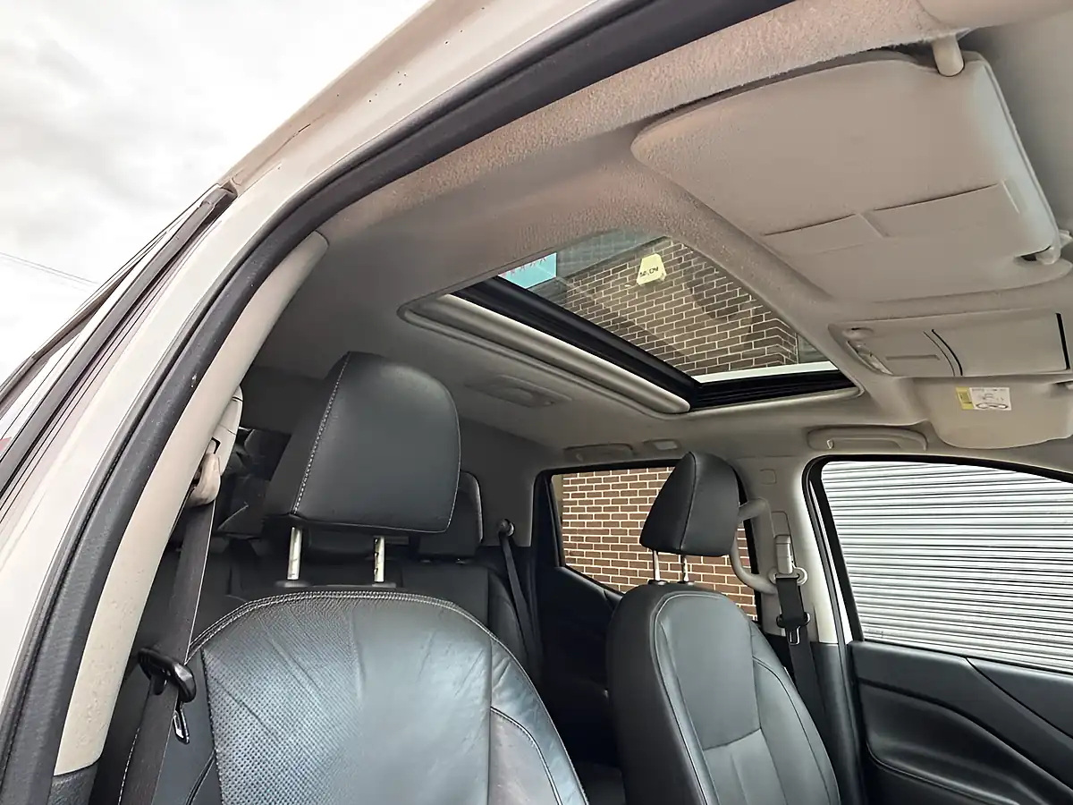 Used 2016 Nissan Navara Tekna White - Interior and Exterior details 10