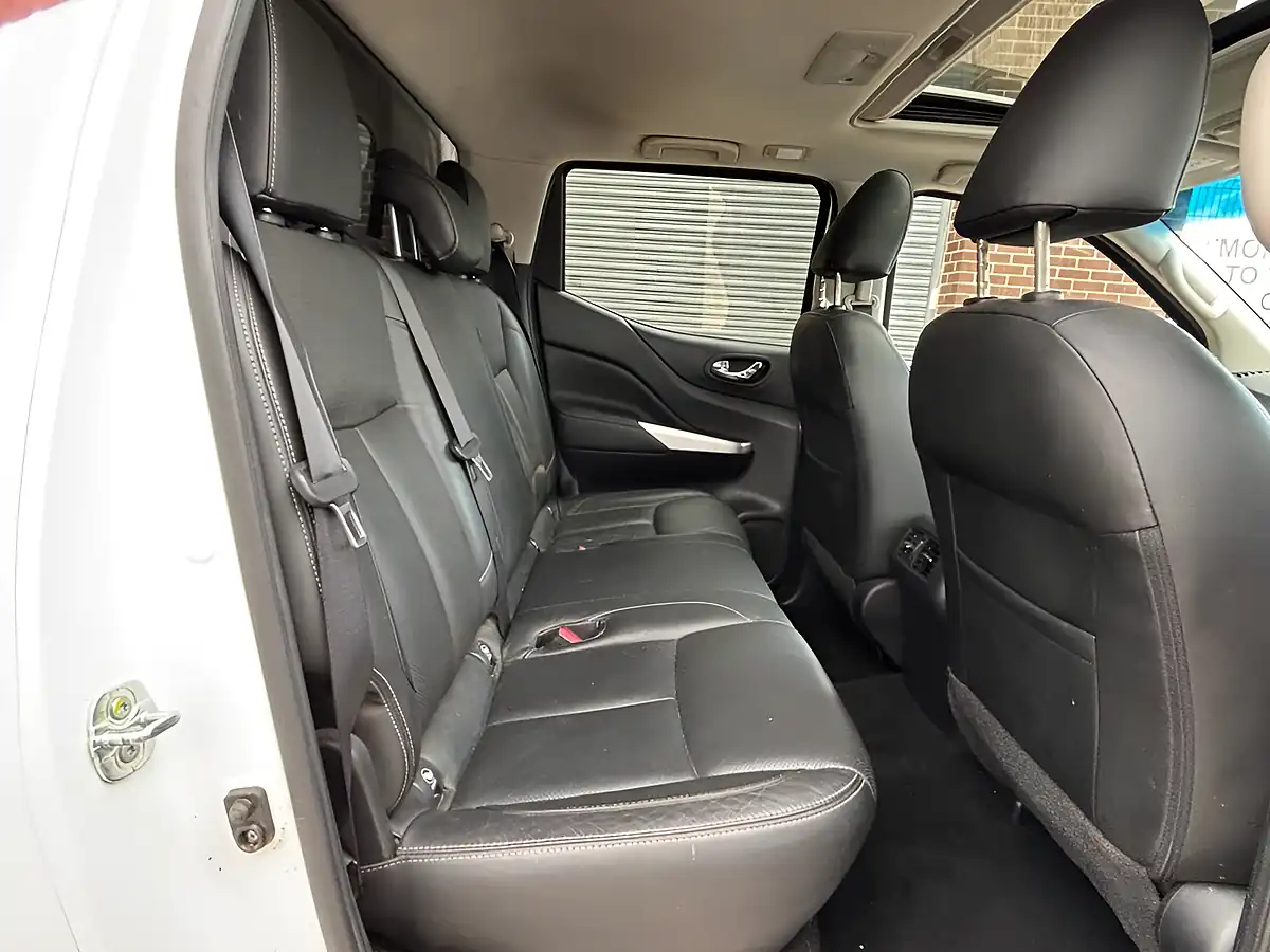 Used 2016 Nissan Navara Tekna White - Interior and Exterior details 11