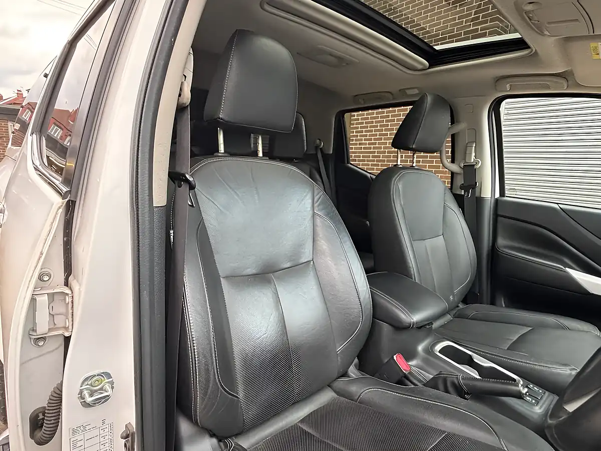 Used 2016 Nissan Navara Tekna White - Interior and Exterior details 9
