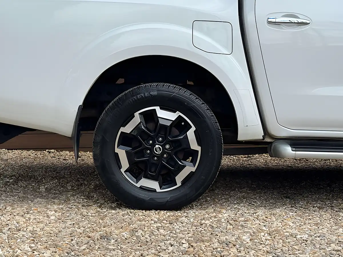 Used 2016 Nissan Navara Tekna White - Interior and Exterior details 12