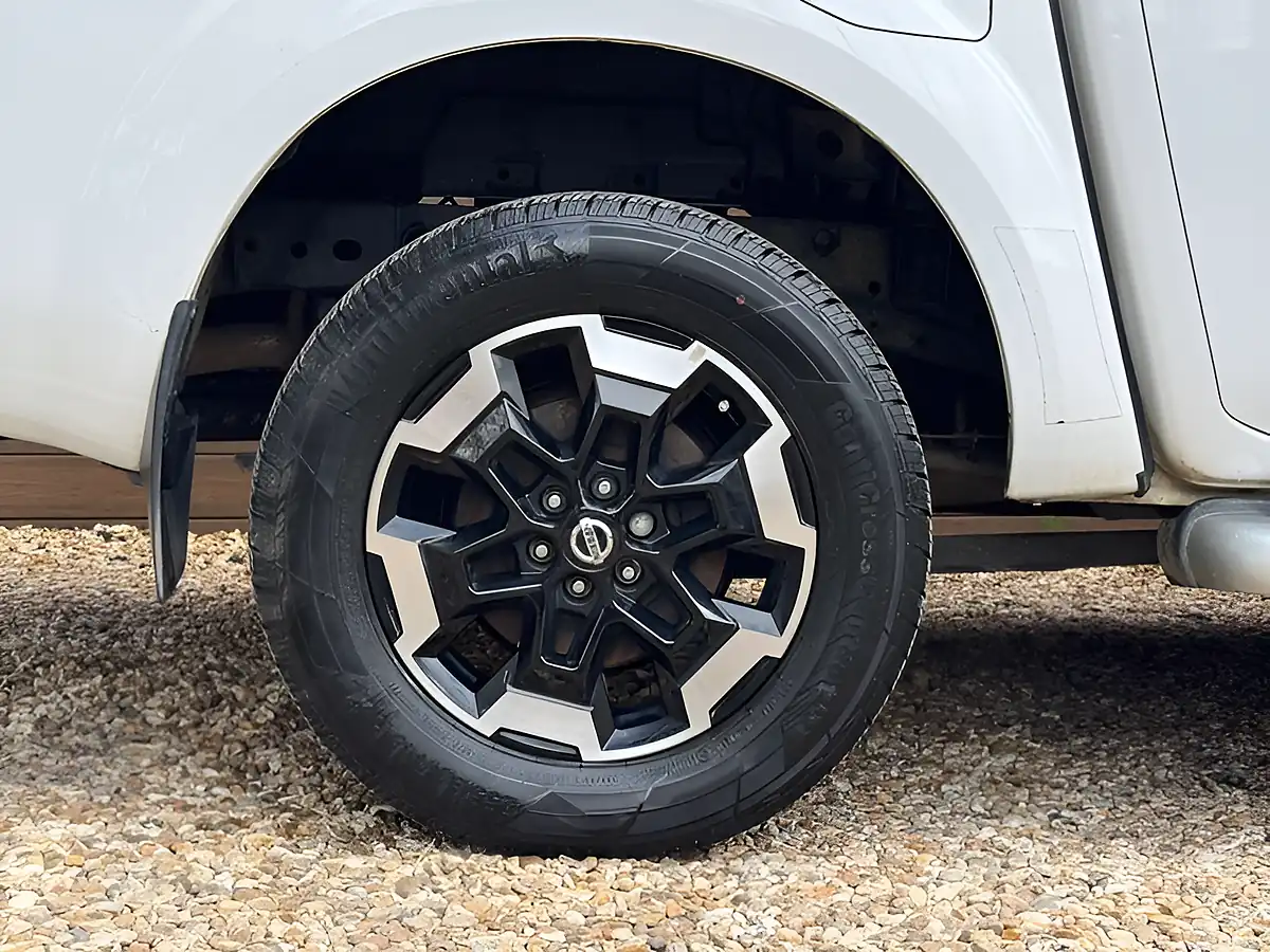 Used 2016 Nissan Navara Tekna White - Interior and Exterior details 16