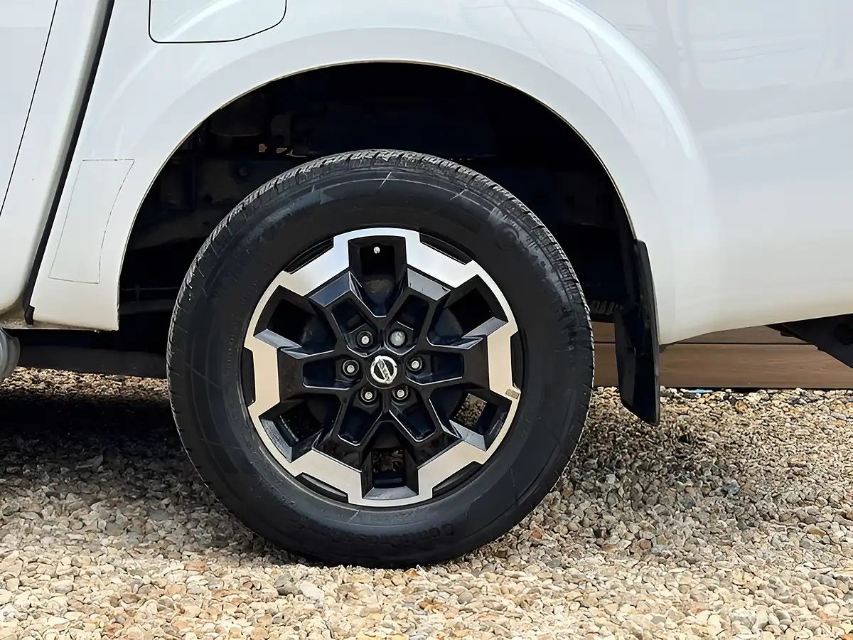 Used 2016 Nissan Navara Tekna White - Interior and Exterior details 17