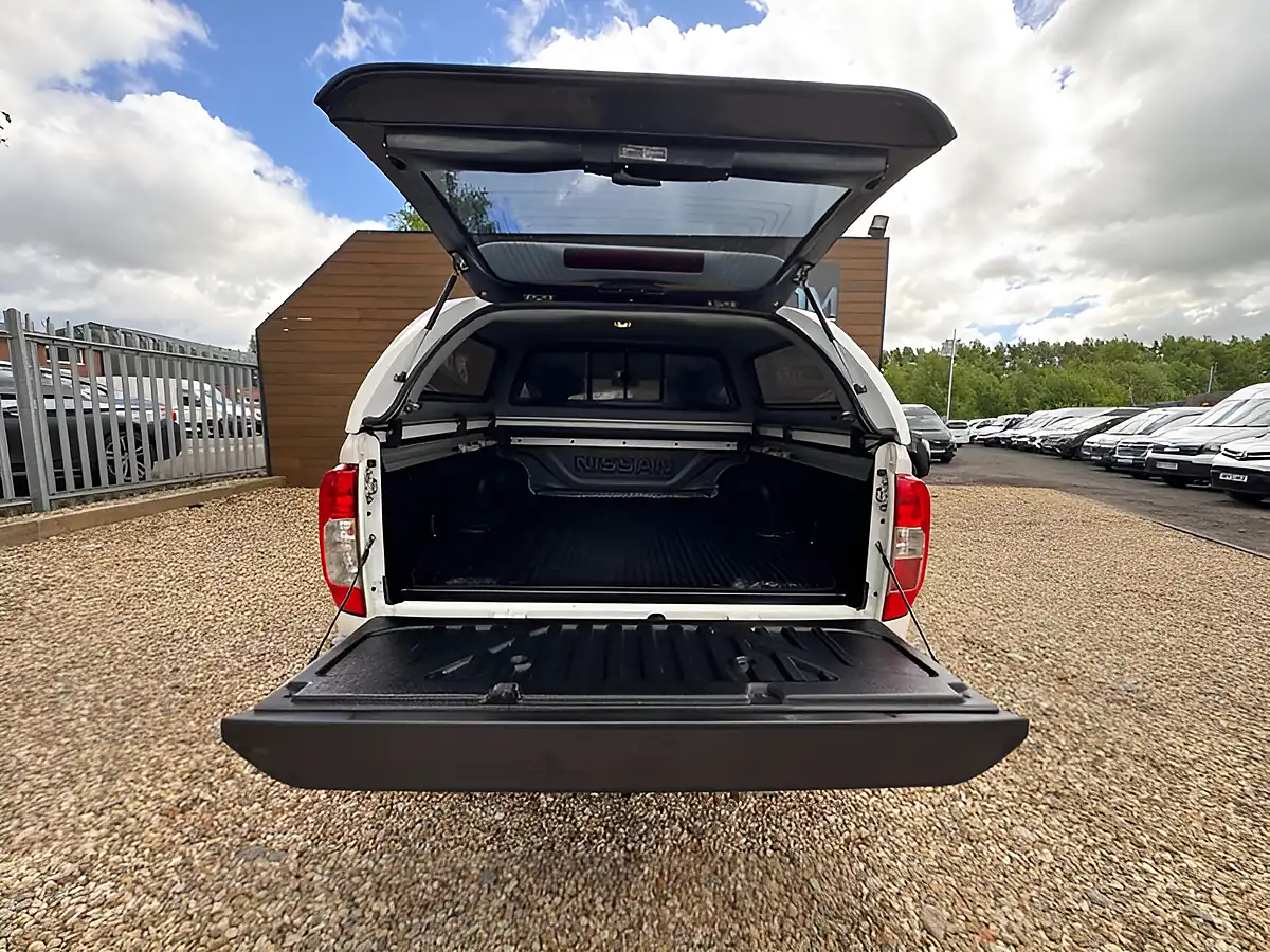 Used 2016 Nissan Navara Tekna White - Interior and Exterior details 5