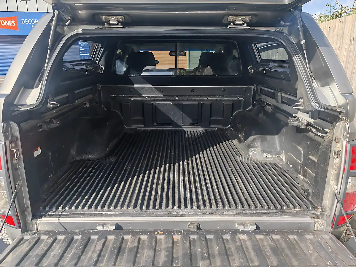 Used 2016 Nissan NP300 Navara N-Connecta Grey - Interior and Exterior details 14