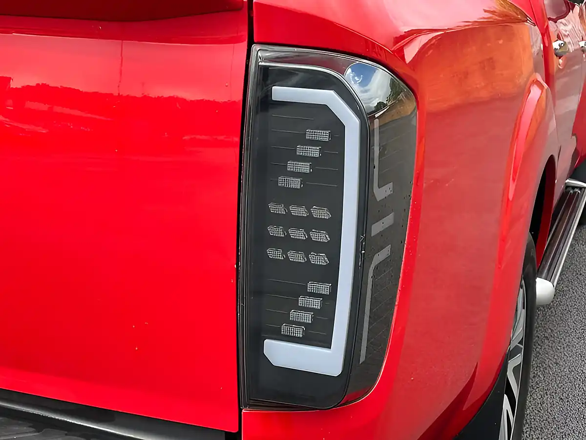 Used 2016 Nissan NP300 Tekna Flame Red - Interior and Exterior details 17