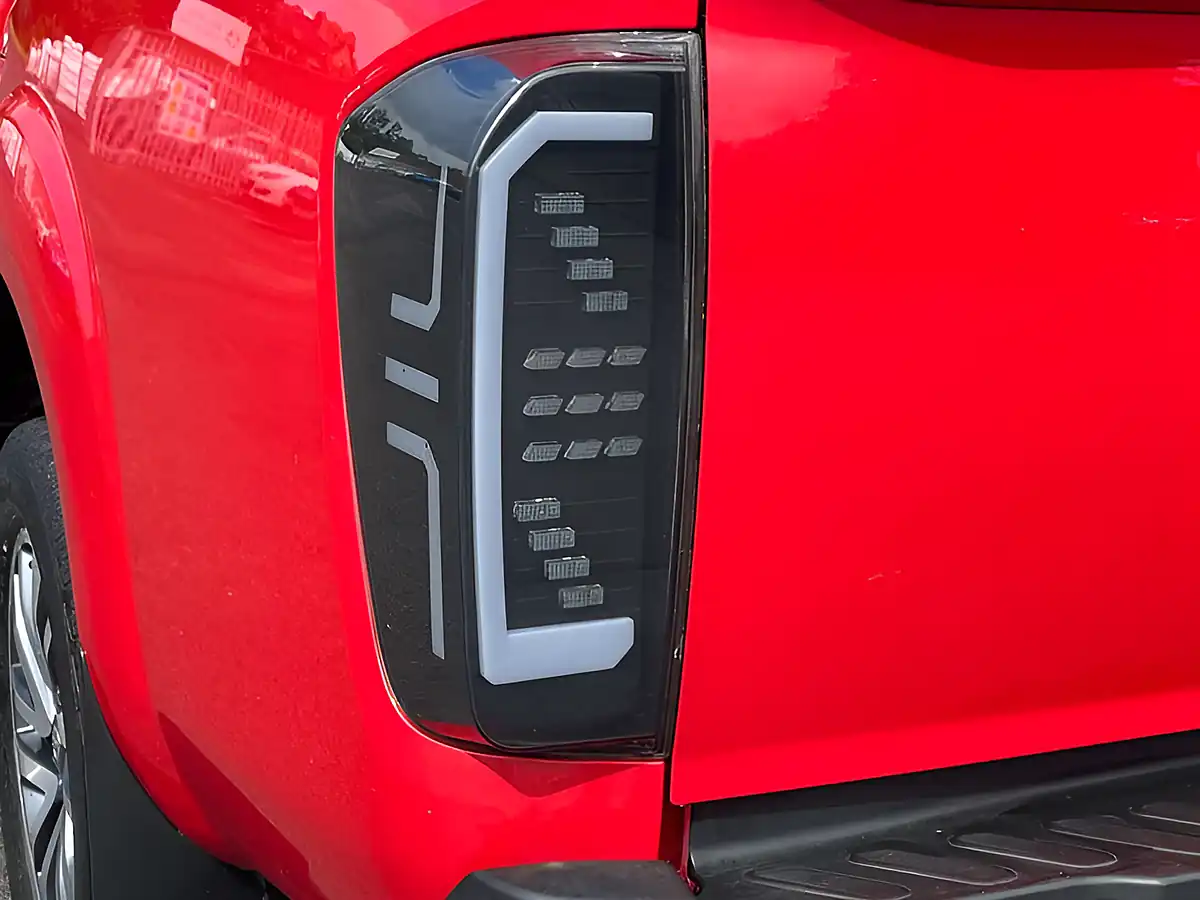 Used 2016 Nissan NP300 Tekna Flame Red - Interior and Exterior details 18