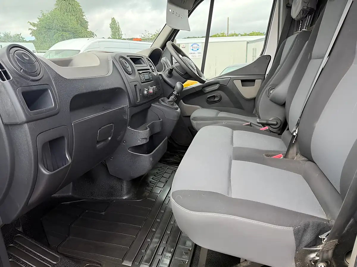 Used 2016 Nissan NV400 Se Silver - Interior and Exterior details 15