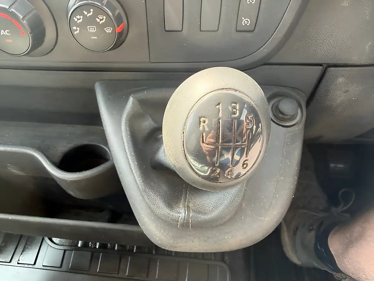 Used 2016 Nissan NV400 Se Silver - Interior and Exterior details 18