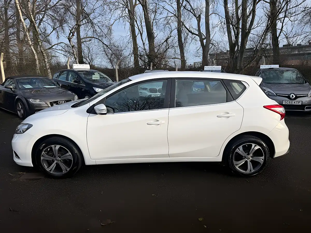 Used 2016 Nissan Pulsar Acenta White - Interior and Exterior details 3