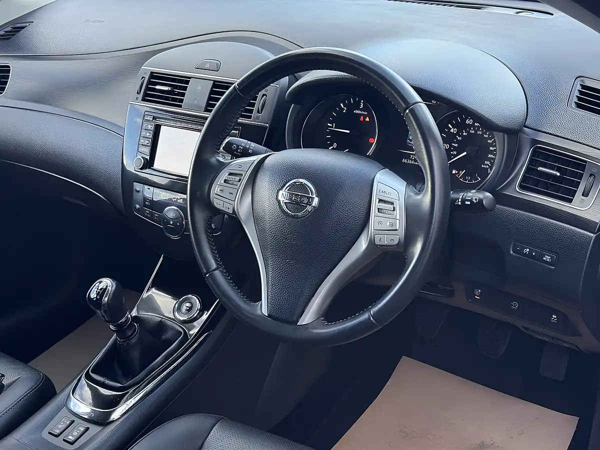 Used 2016 Nissan Pulsar Tekna Blue - Interior and Exterior details 15