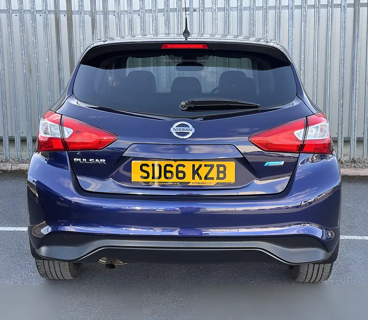 Used 2016 Nissan Pulsar Tekna Blue - Interior and Exterior details 7