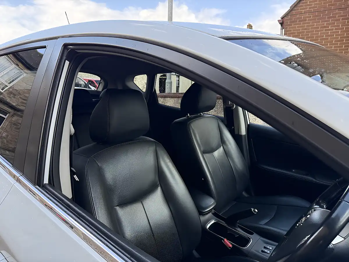 Used 2016 Nissan Pulsar Tekna White - Interior and Exterior details 10