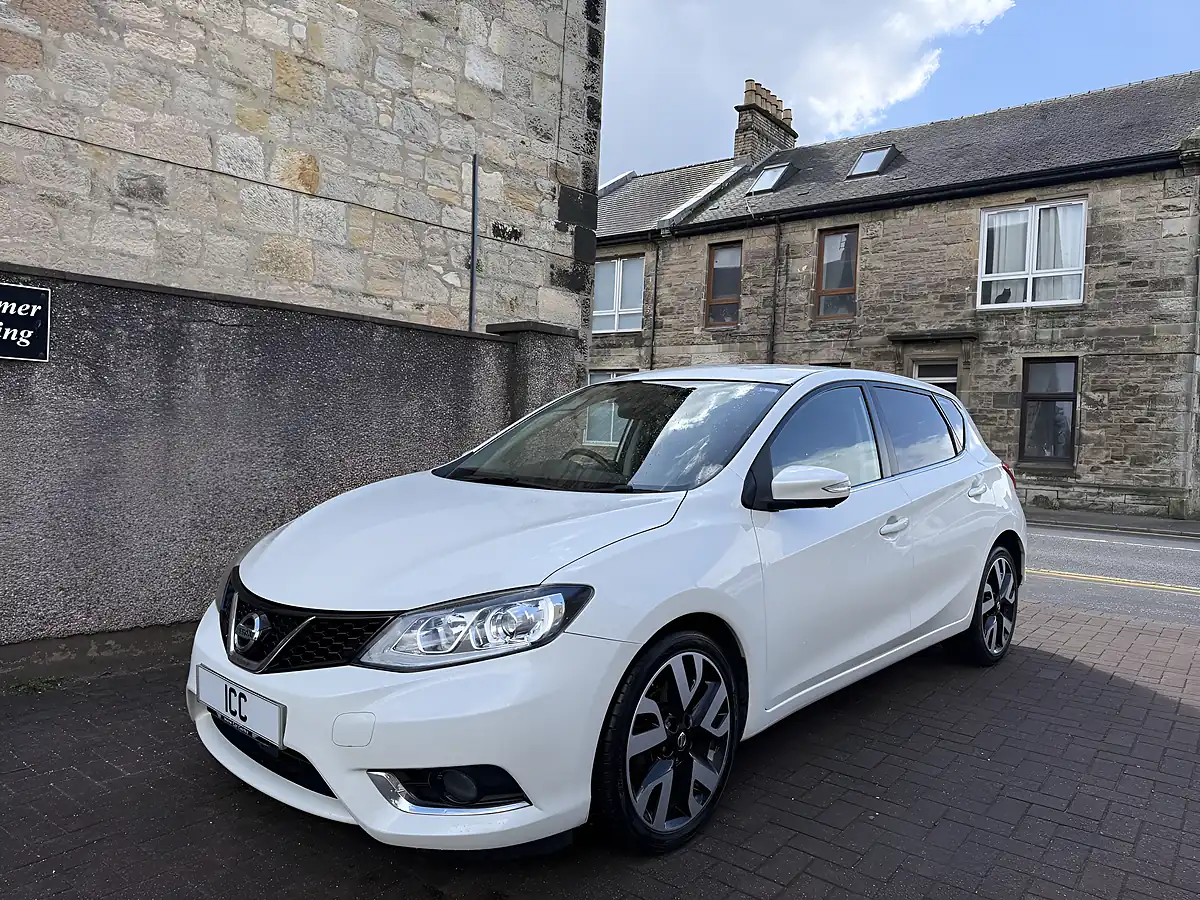 Used 2016 Nissan Pulsar Tekna White - Interior and Exterior details 3