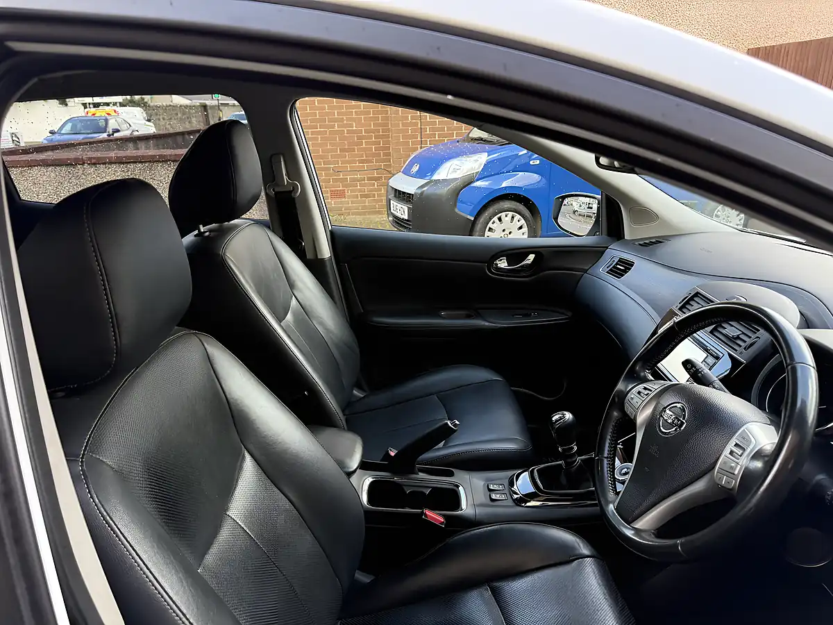 Used 2016 Nissan Pulsar Tekna White - Interior and Exterior details 7