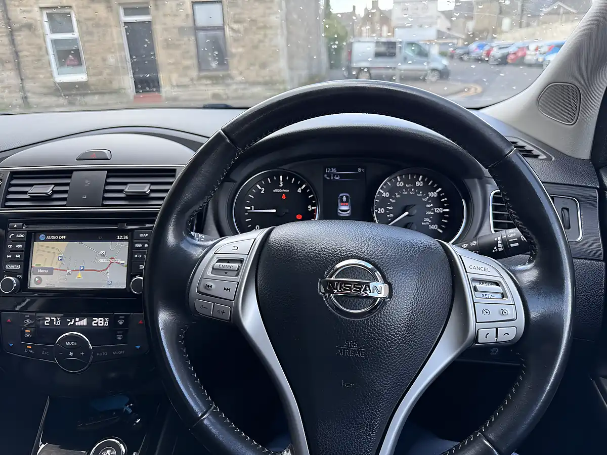 Used 2016 Nissan Pulsar Tekna White - Interior and Exterior details 8