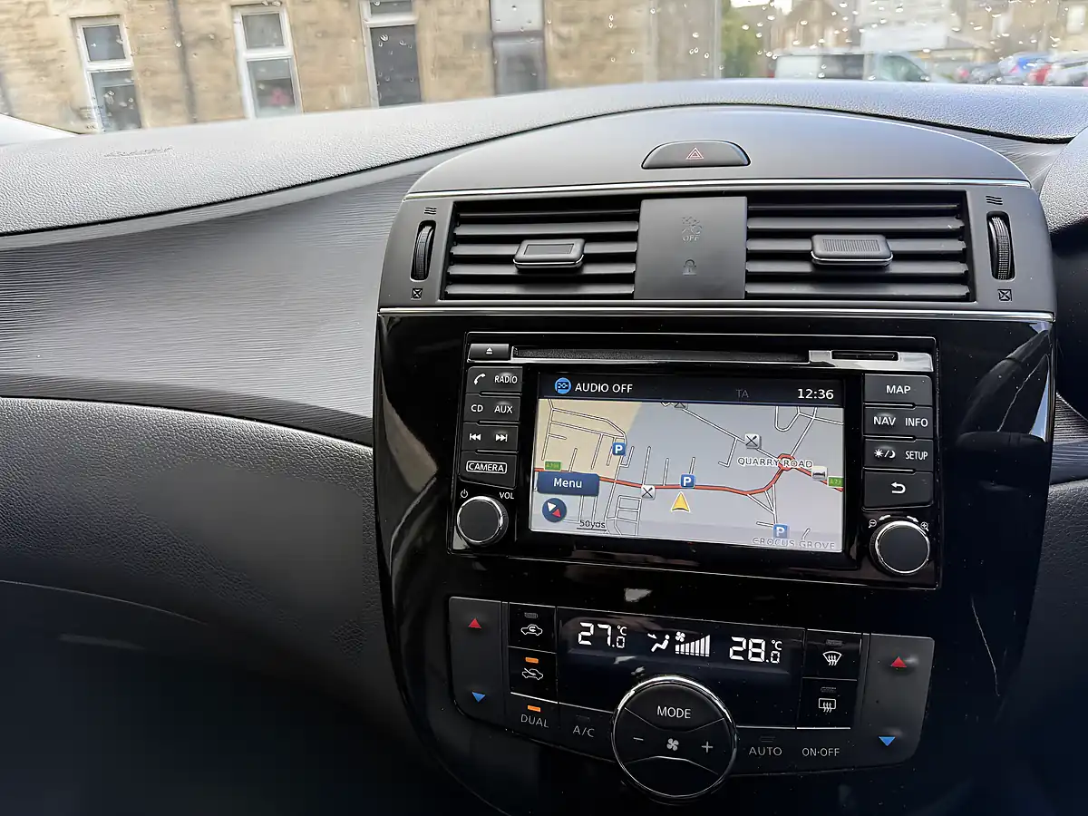 Used 2016 Nissan Pulsar Tekna White - Interior and Exterior details 9