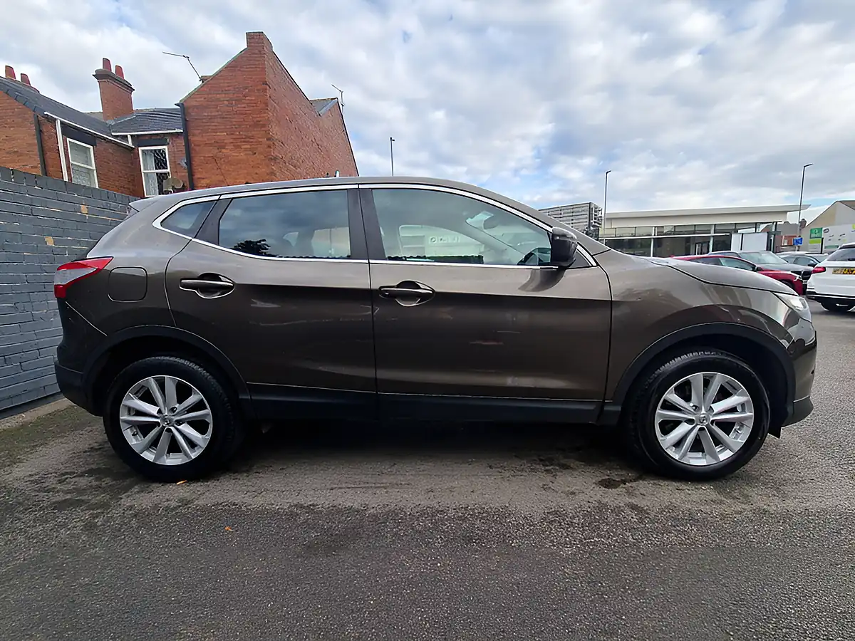 Used 2016 Nissan Qashqai Acenta Bronze - Interior and Exterior details 7