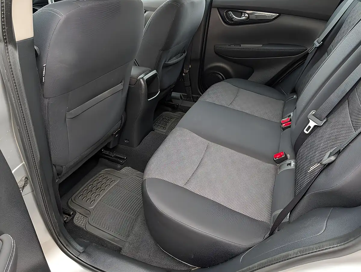 Used 2016 Nissan Qashqai Acenta Silver - Interior and Exterior details 11