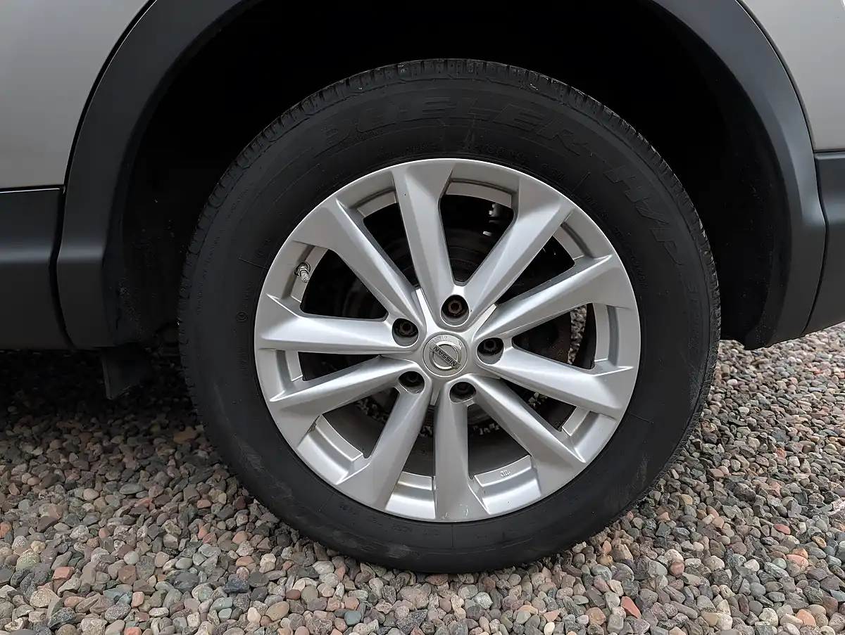 Used 2016 Nissan Qashqai Acenta Silver - Interior and Exterior details 12