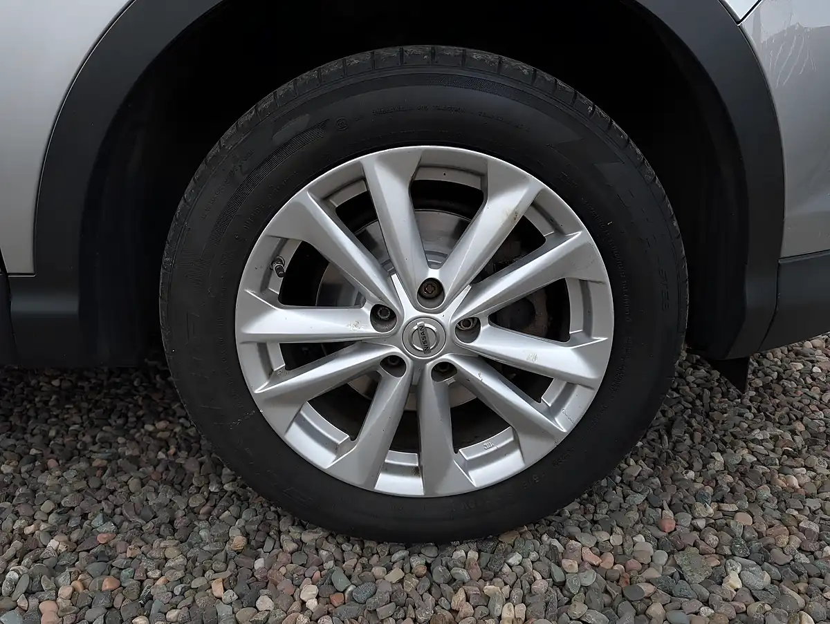 Used 2016 Nissan Qashqai Acenta Silver - Interior and Exterior details 14
