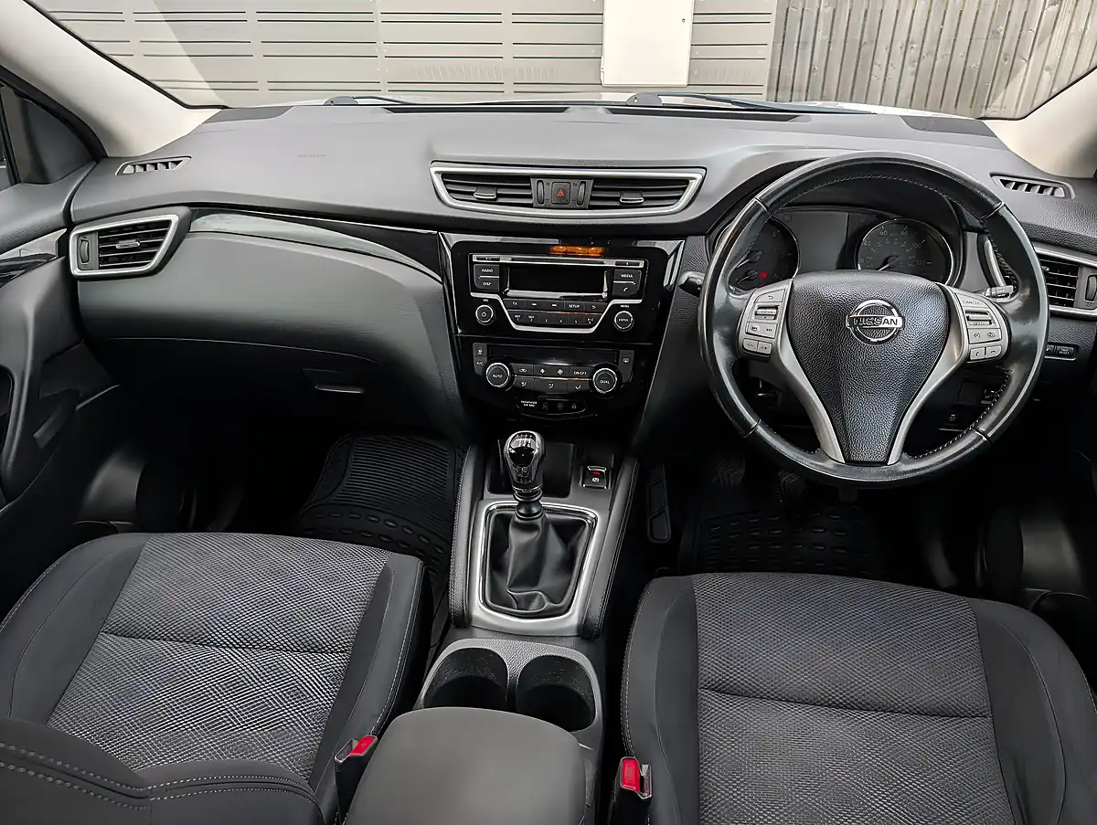 Used 2016 Nissan Qashqai Acenta Silver - Interior and Exterior details 6