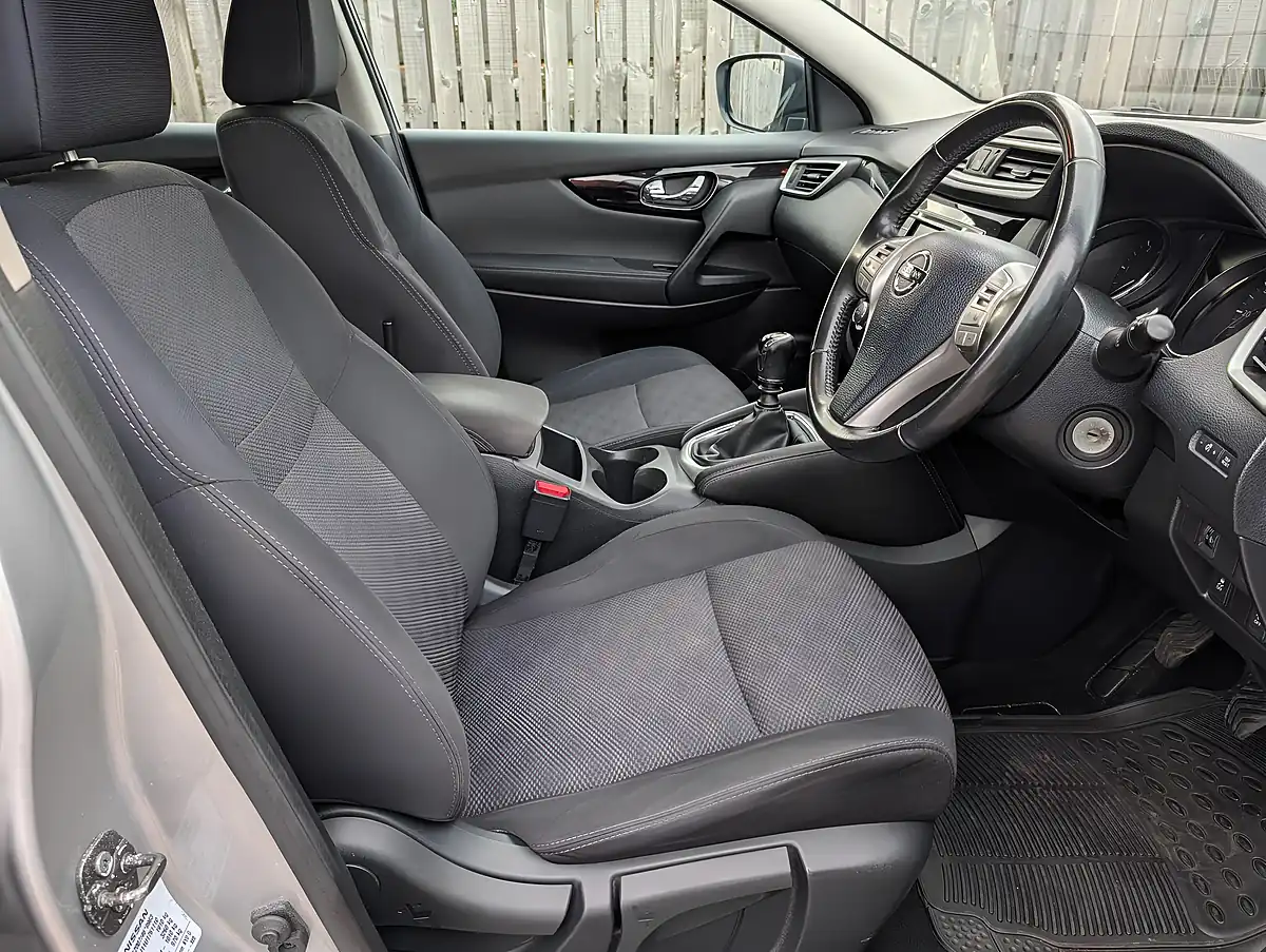 Used 2016 Nissan Qashqai Acenta Silver - Interior and Exterior details 8