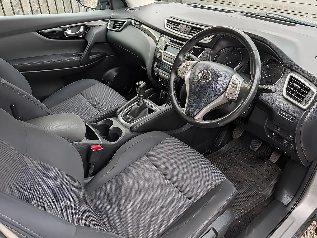Used 2016 Nissan Qashqai Acenta Silver - Interior and Exterior details 9